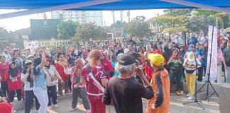 Warga Depok Gembira Dihibur Band Musik Saat CFD di Depok Open Space
